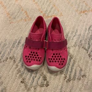 Plae brand water/rubber elastic-close shoes